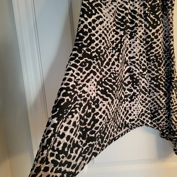 Black and White Geometric Pattern Sweater - Picture 3 of 9